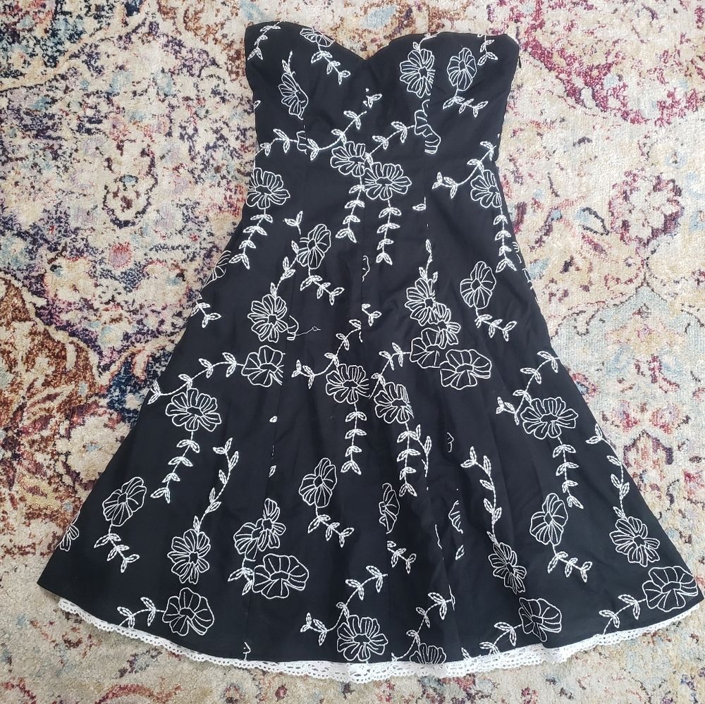 White House Black Market Strapless Cotton Embroidered Summer Dress Size 6